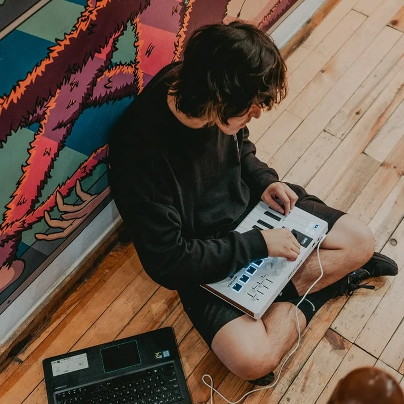 arturia-minilab-3-white-25-tus-midi-kontrolcu-asimetrik-e-ticaret-gorsel1